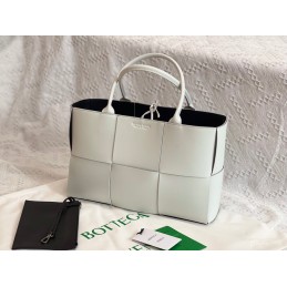 BV Medium Arco Tote Bag -...