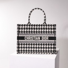 Book Medium Tote - Black...