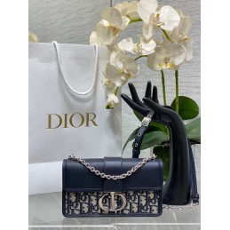 30 Montaigne Medium Bag...