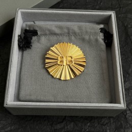 Pleated Round Logo Brooch Gold