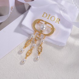 30 Montaigne Jolie Brooch