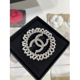 Pearl Wreath Circle Brooch...