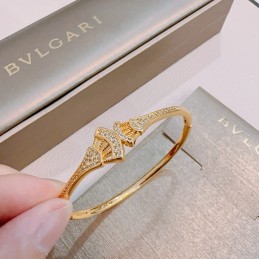 Fan Motif Pave Bangle Gold