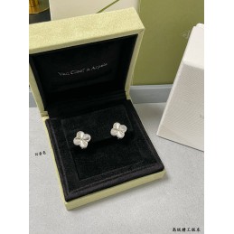 Vintage Alhambra White Gold...