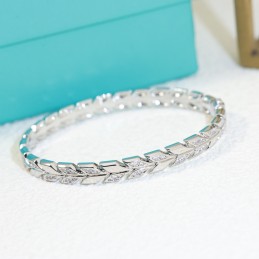 18k White Gold Victoria...