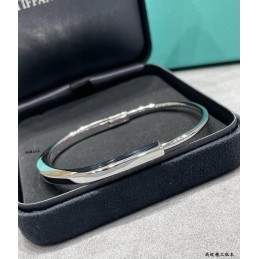 18k White Gold Lock Bangle...