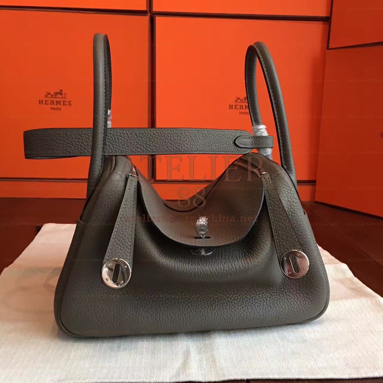 Black Lindy 30 Smooth Leather Bag
